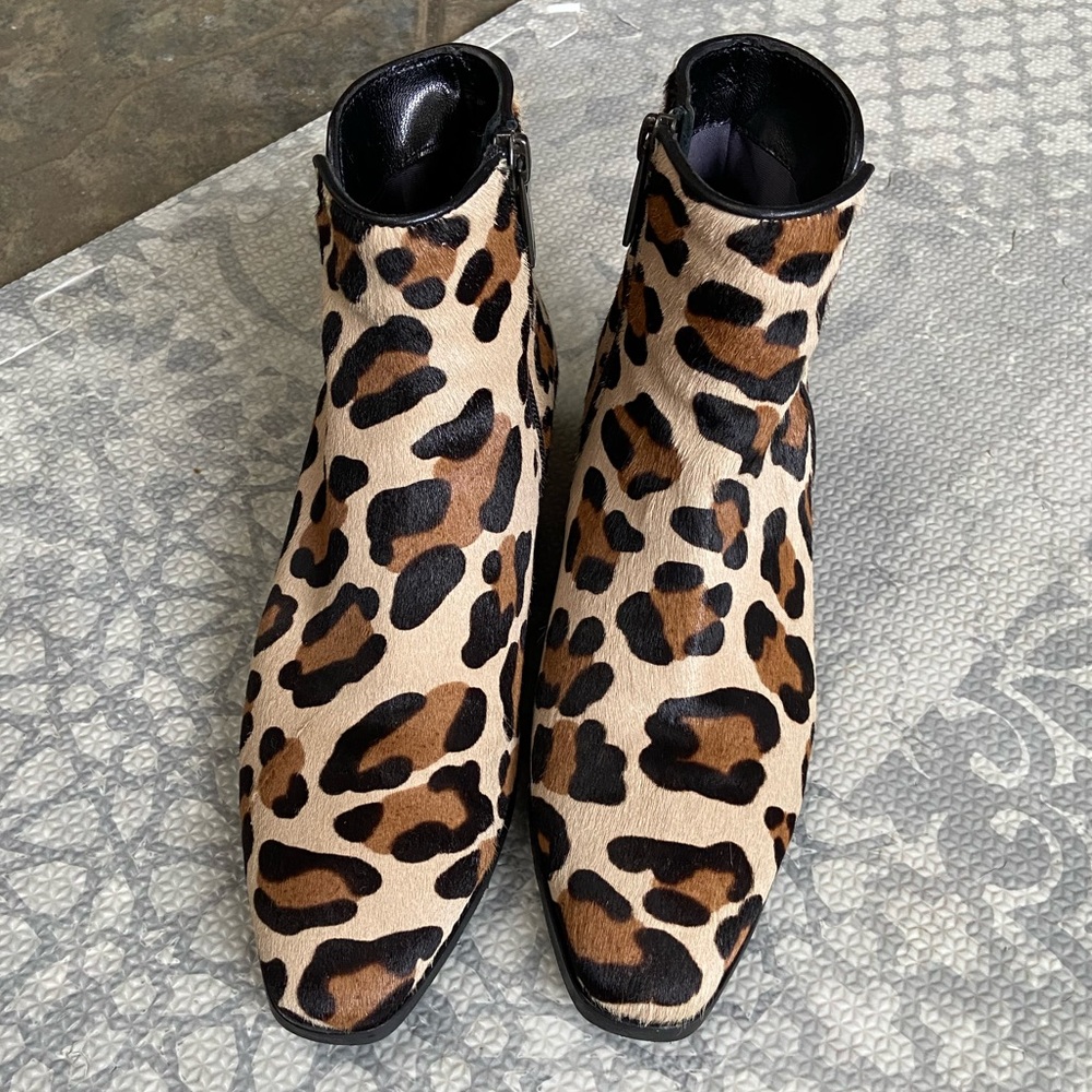 Aquatalia faria leopard print calfskin bootie. Size 5.5